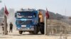 Sebuah truk bantuan tiba di perbatasan Rafah saat gencatan senjata sementara antara Hamas dan Israel, di Rafah di selatan Jalur Gaza, 24 November 2023. (Foto: REUTERS/Ibraheem Abu Mustafa )