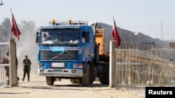 Sebuah truk bantuan tiba di perbatasan Rafah saat gencatan senjata sementara antara Hamas dan Israel, di Rafah di selatan Jalur Gaza, 24 November 2023. (Foto: REUTERS/Ibraheem Abu Mustafa )