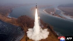 6 yanvar 2025-ci ildə çəkilmiş və Şimali Koreyanın rəsmi Koreya Mərkəzi Xəbər Agentliyindən (KCNA) 7 yanvar 2025-ci ildə KNS vasitəsilə yayımlanan bu şəkil Şimali Koreyada açıqlanmayan bir yerdə hipersəs raketinin buraxılışını göstərir