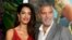 ARCHIVO - George Clooney, a la derecha, y su esposa Amal, asisten al estreno de la película Ticket al Paraíso, el 17 de octubre de 2022, en Los Ángeles. Ambos crearon y dirigen la Fundación Clooney para la Justicia, que investiga crímenes de lesa humanidad en Venezuela.