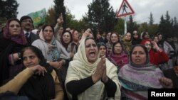د کمېسون د چارواکو په وېنا يو کروړ او ۱۷ لاکه ښځې ورسره د ووټونو په فهرست کې ليک دي خو د ملکي قانون ترمخه چې څوک شناختي کارډ نه لري هغه رايې يا ووټ نشي کارولی.