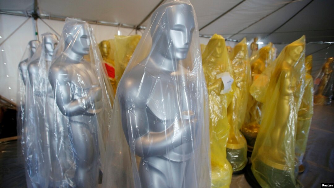 Piala Oscar berwarna perak dan emas berjajar dalam persiapan menjelang ajang tahunan Academy Award ke-85 di Hollywood, California, 20 Februari 2013 (REUTERS/Danny Moloshok)