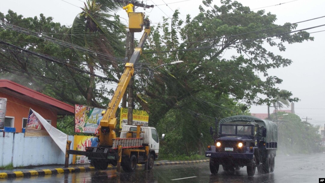 Tentara berkeliling untuk mengevakuasi warga menyusul datangnya topan Haiyan di kota Legazpi, provinsi Albay, Manila selatan (8/11). (AP/Nelson Salting)
