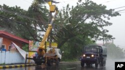 Tentara berkeliling untuk mengevakuasi warga menyusul datangnya topan Haiyan di kota Legazpi, provinsi Albay, Manila selatan (8/11). (AP/Nelson Salting)