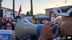 Des dizaines de personnes se sont rassemblées devant le Parlement à Rabat pour dénoncer la situation de la liberté d'expression, jeudi 9 janvier 2020.