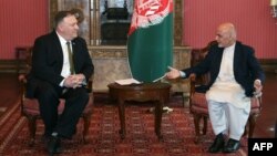 Menlu AS Mike Pompeo (kiri) dan Presiden Afghanistan Ashraf Ghani dalam pertemuan di Kabul, 23 Maret 2020 lalu (foto: dok). 