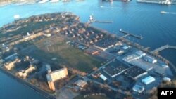 Guvernerovo ostrvo nadomak Menhetna, na kojem se nalazi Njujorška Lučka škola