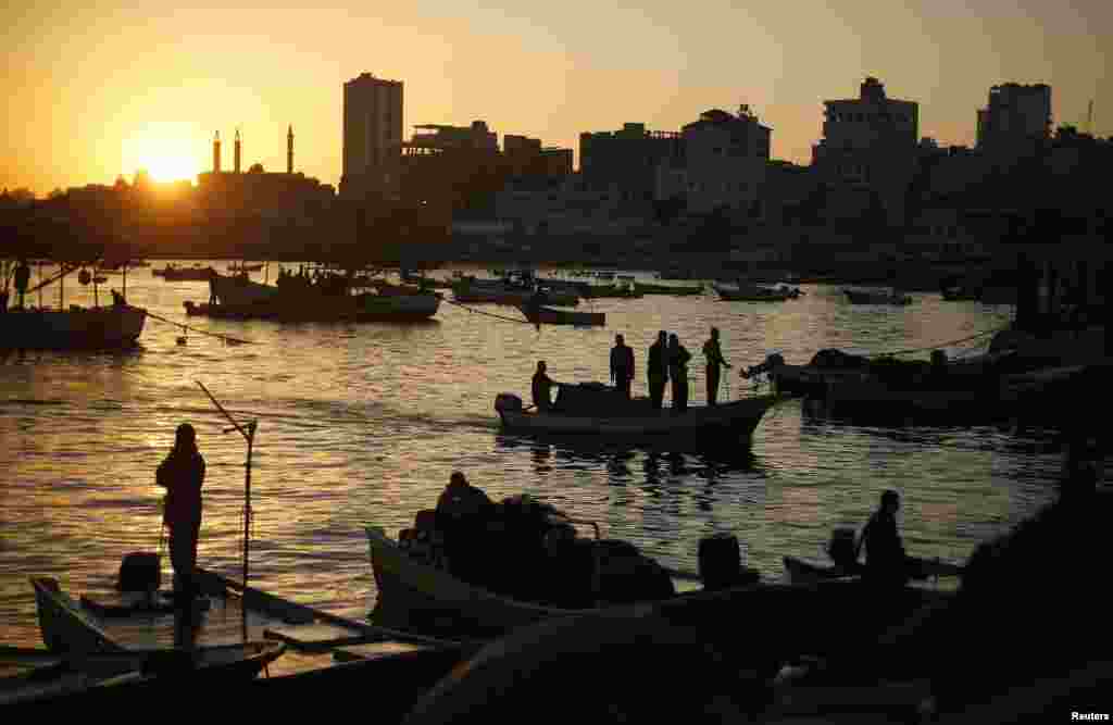 غزہ شہر میں مچھلی فروش سمندر سے پکڑی جانے والی مچھلیاں فروخت کررہے ہیں.