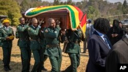 Bathwele isidumbu sowayengumongameli uRobert Mugabe.