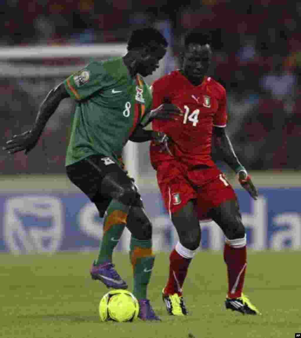 Ben Esono Konate (R) of Equatorial Guinea fights for the ball with Isaac Chansa of Zambia during their African Nations Cup soccer match in Malabo January 29, 2012.