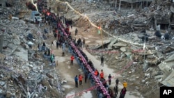 Palestinci se okupljaju na iftaru, južni pojas Gaze, 1. mart 2025. (Foto: AP/Abdel Kareem Hana)