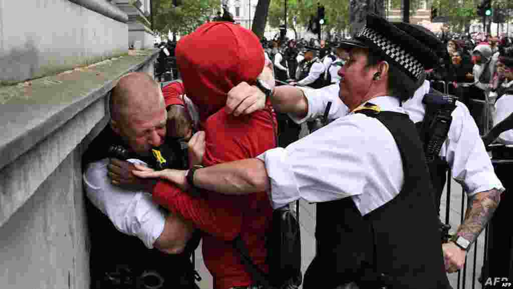 영국 런던 다우닝가에서 열린 조지 플로이드 사망 항의 시위에서 경찰이 시위 참가자를 체포하고 있다. 