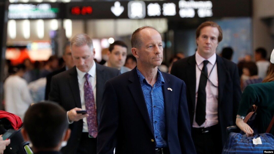 David Stilwell, diplomat tertinggi AS untuk urusan Asia Timur, di bandara internasional Narita, Jepang, 11 Juli 2019. (Foto: dok).