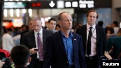 David Stilwell, diplomat tertinggi AS untuk urusan Asia Timur, di bandara internasional Narita, Jepang, 11 Juli 2019. (Foto: dok).