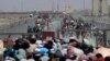 هجوم مردم افغانستان به سمت مرز پاکستان برای فرار از خشونت طالبان (۲۲ مرداد ۱۴۰۰)