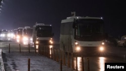 30일 러시아가 점령한 우크라이나 올레슈키에서 대피 민간인들을 실은 버스들이 크림반도 아르먄스크의 도로를 따라 이동하고 있다.