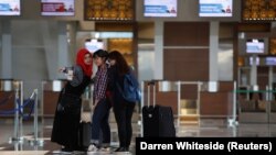 Penumpang maskapai domestik berfoto di dalam Terminal 3 Bandara Internasional Soekarno Hatta, 28 April 2017. Maskapai penerbangan murah, Super Air Jet, mengatakan akan segera beroperasi dengan membidik pasar milenial di Indonesia. (Foto: REUTERS/Darren Whiteside)