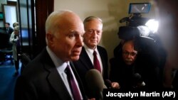 Menteri Pertahanan AS James Mattis (tengah) mendengarkan Senator John McCain (kiri) berbicara kepada media setelah pertemuan di Capitol Hill, Washington, 20 Oktober 2017. (Foto: AP/dok) 