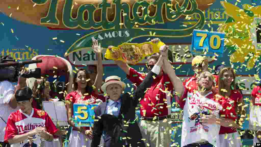Joey Chesnut, est déclaré vainqueur dans la compétition International de Hot Dog, à New York, le 4 juillet 2016.