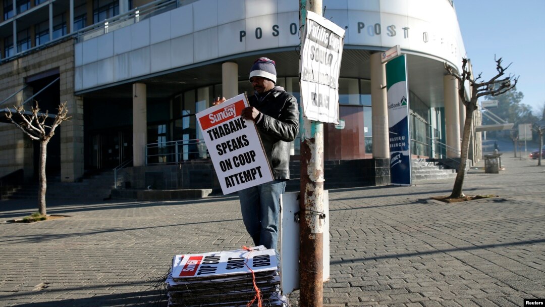 Un homme accroche des affiches présentant les titres des journaux dans la capitale du Lesotho, Maseru, le 31 août 2014. (Photo REUTERS/Siphiwe Sibeko)