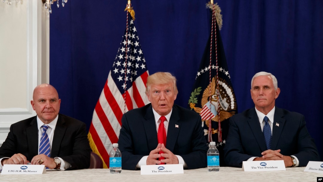 Tổng thống Doanld Trump, với Cố vấn An ninh Quốc gia H.R. McMaster (trái) và Phó Tổng thống Mike Pence (phải) nói chuyện với các phóng viên tại tại câu lạc bộ golf của ông ở Bedminster, bang New Jersey, ngày 10 tháng 8, 2017.