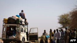 Des militaires maliens opérant un contrôle routier, le 23 février 2013, à Gao 