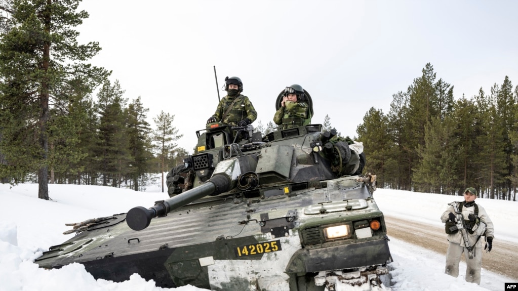 与芬兰部队一起受训的来自瑞典博登诺尔兰旅的瑞典士兵。（2024年3月5日）(photo:VOA)