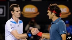 Petenis Swiss Roger Federer (kanan) berjabat tangan dengan petenis Inggris Andy Murray setelah mengalahkannya dalam pertandingan babak perempat final Australia Terbuka di Melbourne, Australia (22/1).