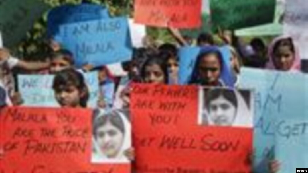 Siswi-siswi sekolah di Lahore, Pakistan melakukan unjuk rasa untuk mendukung remaja puteri Malala Yousufzai yang terluka akibat ditembak militan Taliban (16/10).