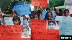 Siswi-siswi sekolah di Lahore, Pakistan melakukan unjuk rasa untuk mendukung remaja puteri Malala Yousufzai yang terluka akibat ditembak militan Taliban (16/10).