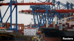 Kapal tunda terlihat merapat di Pelabuhan Tanjung Priok, Jakarta, 11 Januari 2021. Pemerintah optimis pertumbuhan ekonomi pada tahun ini bisa berada pada kisaran 3,7 persen hingga 4 persen. (Foto: REUTERS/Willy Kurniawan)