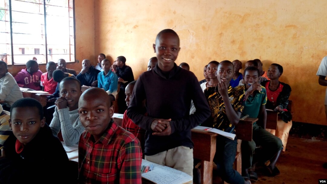 Abanyeshuli mu cyumba cy'ishuli mu nkambi ya Nduta