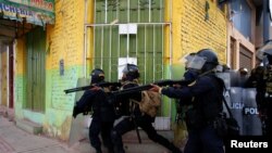 Sejumlah petugas kepolisian Peru tampak bersiap menghadang para demonstran pendukung mantan Presiden Pedro Castillo di Juliaca, Peru, pada 8 Januari 2023. (Foto: Reuters/Hugo Courotto)