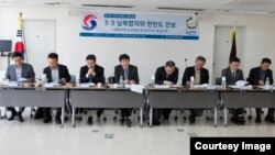 28일 한국군사문제연구원에서 열린 포럼에서 박창희 국방대 교수(왼쪽 네 번째)가 주제 발표를 하고 있다.