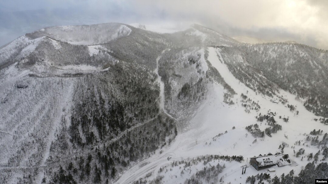 Sebuah stasiun kereta gantung, di mana para pemain ski sedang menunggu penyelamatan, dan gunung berapi yang meletus di pegunungan Kusatsu-Shirane terlihat dari helikopter Kyodo News di Prefektur Gunma, barat laut Tokyo, Jepang 23 Januari 2018. (Foto: Kyodo via REU)