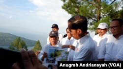 Presiden Joko Widodo saat mengunjungi Geosite Sipinsur di Kabupaten Humbang Hasundutan, Sumatera Utara, Senin, 29 Juli 2019. (Foto: VOA/Anugrah Andriansyah)