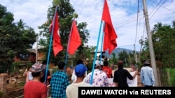 示威者在缅甸浪弄镇的一座村庄抗议军人政变。(2021年4月9日)
