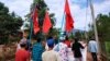 Para pengunjuk rasa membawa bendera saat mereka memprotes kudeta militer di sebuah desa di Launglon, Myanmar, 9 April 2021. (Foto: Courtesy/Dawei Watch via Reuters)