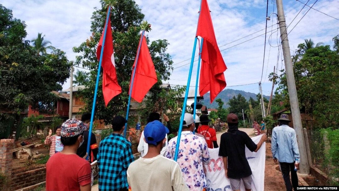 Para pengunjuk rasa membawa bendera saat mereka memprotes kudeta militer di sebuah desa di Launglon, Myanmar, 9 April 2021. (Foto: Courtesy/Dawei Watch via Reuters)