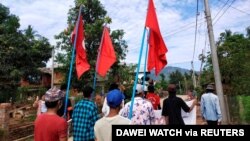 Para pengunjuk rasa membawa bendera saat mereka memprotes kudeta militer di sebuah desa di Launglon, Myanmar, 9 April 2021. (Foto: Courtesy/Dawei Watch via Reuters)