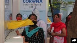 Petugas medis melakukan tes swab untuk COVID-19 di Hyderabad, India (28/8). India hari Minggu (30/8) telah mencatat rekor virus corona baru dalam 24 jam terakhir, yaitu 78.761 kasus.