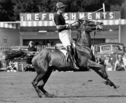 Pangeran Philip dalam pertandingan polo di Windsor, Inggris, 20 Juni 1965.