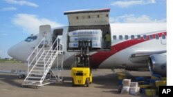 Avion de la CENI transportant des urnes à Lubumbashi (novembre 2011)