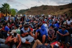 Un grupo de hondureños de la nueva caravana de migrantes descansan en Vado Hondo, Guatemala el 17 de enero de 2021.