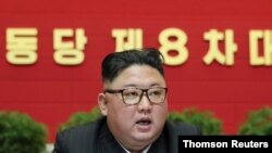 Pemimpin Korea Utara Kim Jong Un berbicara selama Kongres ke-8 Partai Buruh di Pyongyang. (Foto: Reuters)