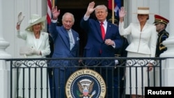 唐纳德·特朗普总统、第一夫人梅拉尼娅·特朗普和英国国王查尔斯以及王后卡米拉在白宫举行的欢迎仪式上向人群挥手致意。(2026年4月28日)