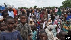 des civils ayant fui les attaques terroristes, dans une école a Maiduguri, Nigeria. mardi Sept. 9, 2014 