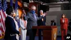 Pemimpin Mayoritas Senat AS Chuck Schumer, dalam konferensi pers tentang pengesahan undang-undang pencegahan kekerasan senjata, di Gedung Capitol di Washington, D.C., Kamis, 11 Maret 2021. 