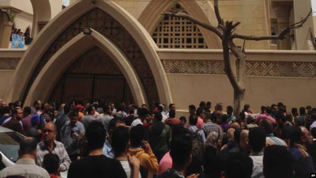 Keluarga dan pengunjung di luar gereja setelah ledakan bom di kota Tanta, Mesir, 9 April 2017.