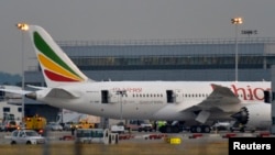 Layanan darurat diberikan ke pesawat Boeing 787 Dreamliner, yang dioperasikan oleh Ethiopian Airlines, setelah sempat terbakar di bandar udara Heathrow, London. 